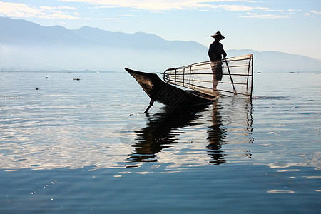 渔民以渔鱼为食乡村文化男人渔夫钓鱼鸡舍旅游食物旅行生活图片