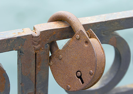 作为爱的象征 挂锁的仪式古董钥匙氧化监狱金属入口出口安全房子保障图片