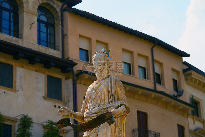 麦当娜蓝色雕塑广场女士旅游假期遗产文化喷泉建筑学图片