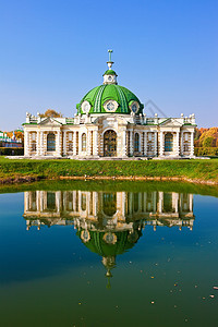 库斯科沃的格罗托教堂建筑公园建筑物博物馆旅行天空反射文化石窟池塘图片