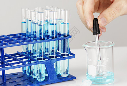 有测试管的男子生物学滴管材料化学品蓝色制药烧瓶团体玻璃化学图片