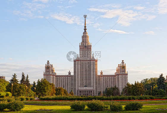 阳光明媚的莫斯科国立大学大楼(莫斯科)图片