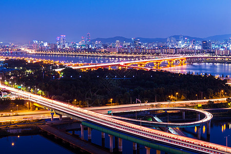 首首城市之夜景观踪迹办公室团伙交通日落天空住宅通道城市图片