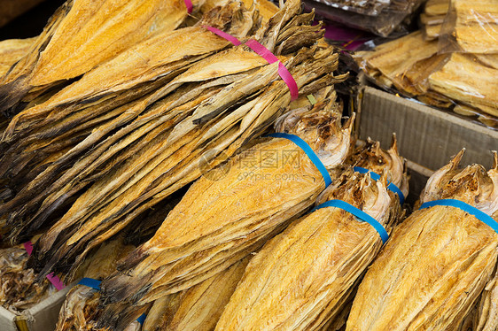 市场上的传统咸盐鱼腌鱼盐渍国王食物海鲜美食图片