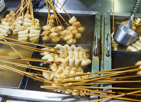 韩国当地食物 鱼蛋糕市场街道美食烹饪香料肉丸小吃木头摊位图片