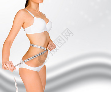 体格适合的年轻女子 测量她的腰线图片