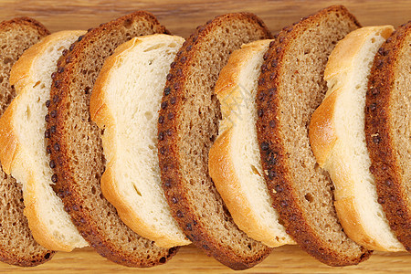 切成白面包和棕面包食物营养厨房烹饪燕麦桌子谷物面包木头小麦图片