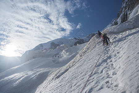 山上冰雪上的一群男人图片