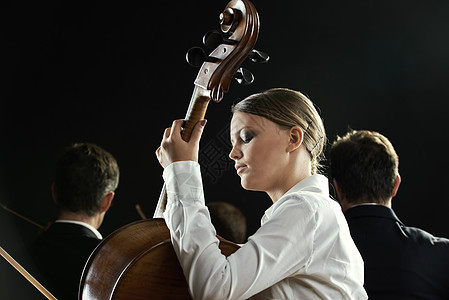 音乐会中的大提琴手女孩天赋交响乐乐器音乐音乐家女子专注水平男士图片