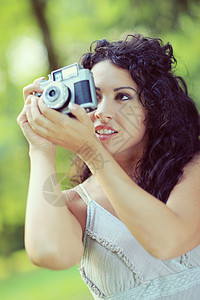 女士绿色天赋女子活动相机摄影师休闲风光公园假期背景图片