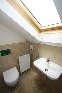 卫生间厕所洗手间棕色窗户水龙头白色瓷砖背景图片