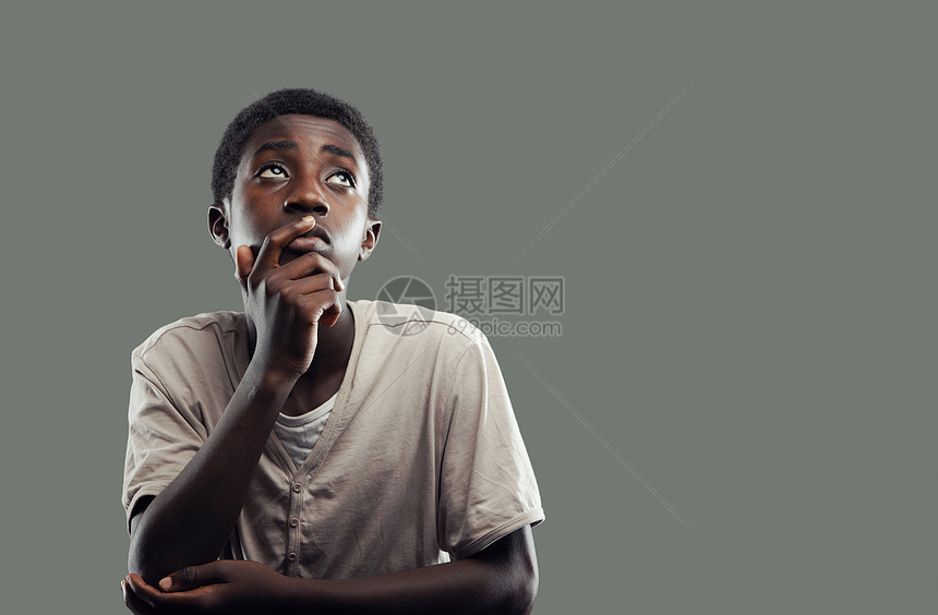 非洲男孩种族水平学生文化影棚青年专注青少年头肩男生图片