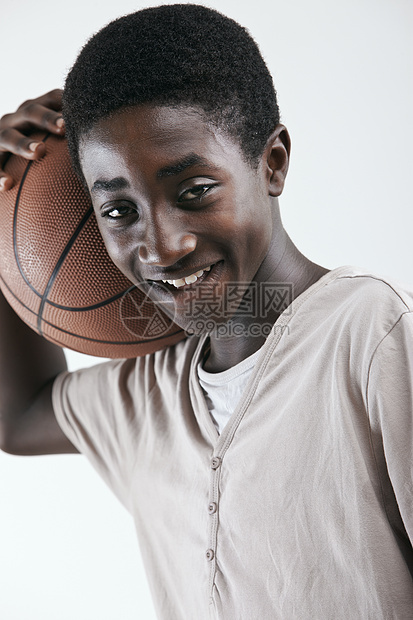 篮球男孩学生微笑影棚男生快乐种族青少年青年活动运动图片