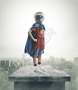 超级英雄建筑力量摩天大楼幸福自由小男孩孩子面具金发快乐图片