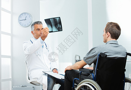 在医生办公室的残疾青年男子保健中年医院工作服考试职业医护人员病人实验轮椅图片