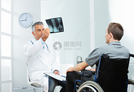 在医生办公室的残疾青年男子保健中年医院工作服考试职业医护人员病人实验轮椅图片