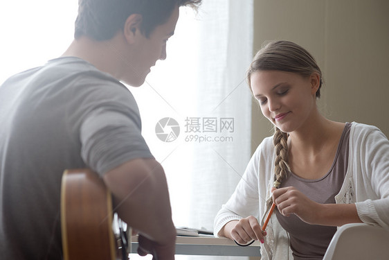 罗马男孩为女友弹吉他的吉他音乐女朋友文化女子家居男生友谊男朋友朋友们青少年图片