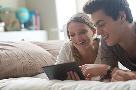 配有数字平板电脑的幸福夫妇触摸屏友谊两个人文化青少年互联网快乐青年夫妻男性图片