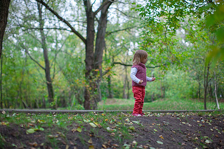 小女孩在户外散步 玩乐和笑森林木头孩子幸福乐趣阳光跑步快乐女性蓝色图片