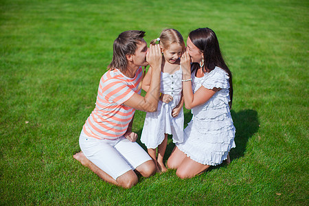 三口三口的年轻家庭 坐在草地上玩得开心孩子女儿母亲妈妈乐趣快乐后代公园女孩婴儿图片
