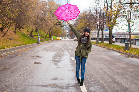 秋天下雨日 年轻女子带着雨伞行走衣服外套成人自由雨量雨衣寂寞女性幸福女孩图片