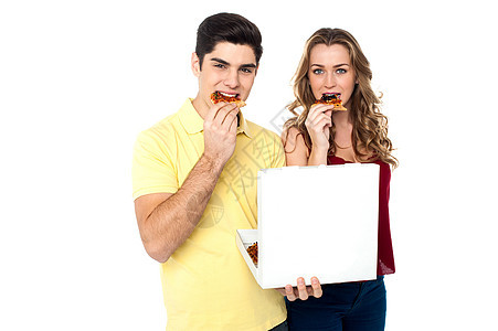享受比萨饼片的情侣图片
