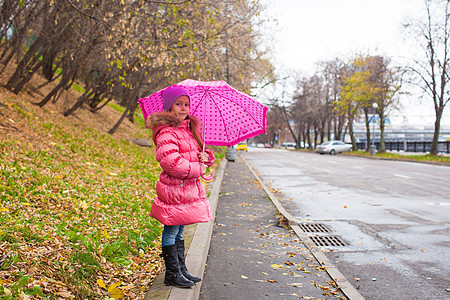 秋天下雨日 小女孩在雨伞下行走图片