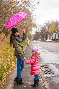 在雨天 小女孩与母亲在雨伞下行走生活女儿妈妈下雨女性孩子长廊女士女孩家庭图片