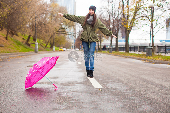 秋天下雨日 年轻女子带着雨伞行走城市外套雨衣雨量女孩乐趣天气女性寂寞成人图片