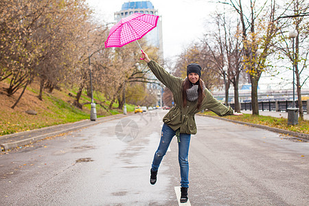 秋天下雨日 年轻女子带着雨伞行走闲暇乐趣城市披风幸福成人寂寞女性黑发外套图片