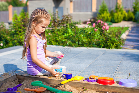 可爱的小女孩在沙箱玩耍 在院子里玩具和玩具童年沙坑游戏女孩孩子微笑喜悦金发活动快乐图片