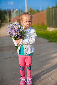 小可爱女孩 带着一束花朵走着蓝色童年跑步幸福乐趣花束孩子街道村庄房子图片