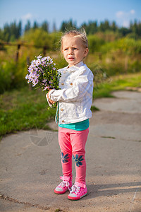 小可爱女孩 带着一束花朵走着快乐孩子蓝色花束阳光童年花园女性房子乐趣图片