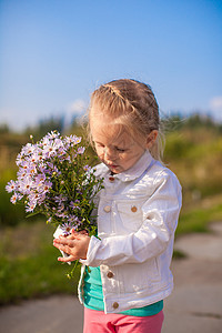 小可爱女孩 带着一束花朵走着村庄蓝色乐趣街道女性阳光花园房子幸福快乐图片