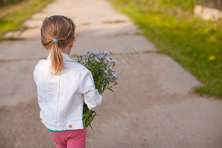 小可爱女孩 带着一束花朵走着乐趣童年女性村庄幸福孩子跑步街道快乐花束图片