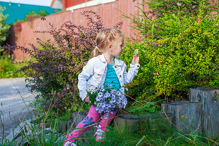 小可爱女孩 带着一束花朵走着阳光村庄街道花束跑步花园房子快乐孩子女性图片