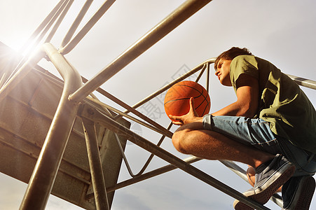 街头篮球运动篮球框阳光篮子休闲城市场景水平文化青年图片