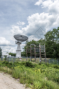 阳光晴天期间的雷达站蓝色机器场地危险天空建筑金属大学栅栏白色图片