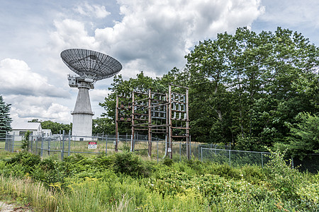 阳光晴天期间的雷达站大学信号机器栅栏天空场地白色危险金属车站图片