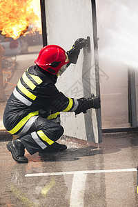 消防员头盔喷涂训练防火救援服务公务员工作服动作安全图片