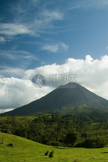 哥斯达黎加阿雷纳尔火山荒野蓝色森林山峰顶峰爬坡危险丘陵白色灵云图片