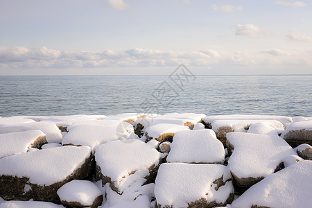 安大略湖冬季海岸蓝色岩石降雪天气公园晴天石头场景森林支撑图片