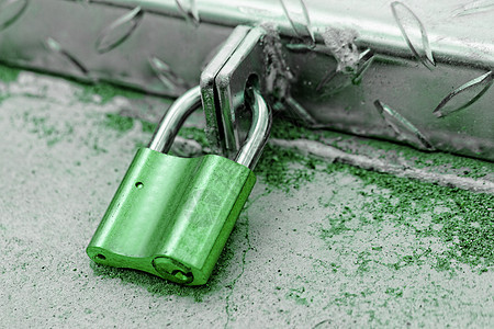 铁门上的锁链力量黄色钥匙金属古董挂锁安全绿色警卫合金图片