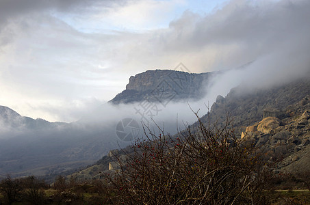 克里米亚南部Demerdji山的奇形岩石高山风景松树生态旅游蓝色季节宽慰石头公园图片