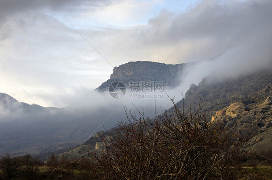 克里米亚南部Demerdji山的奇形岩石高山风景松树生态旅游蓝色季节宽慰石头公园图片