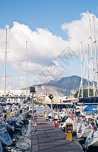 巴勒莫旧港口的游艇和船只蓝色天空血管帆船日出桅杆码头泊位海湾起重机图片