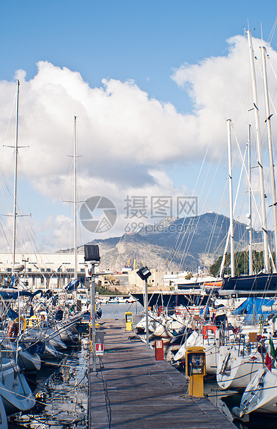 巴勒莫旧港口的游艇和船只蓝色天空血管帆船日出桅杆码头泊位海湾起重机图片