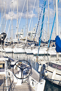 巴勒莫旧港口的游艇和船只海湾船尾泊位码头天空血管起重机峡湾桅杆日出图片