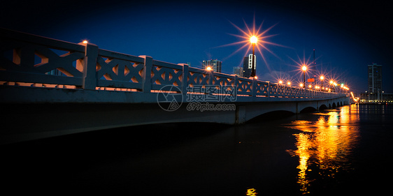 夜间桥梁海洋反射岩石目的地路灯水平建筑学运输全景摄影图片