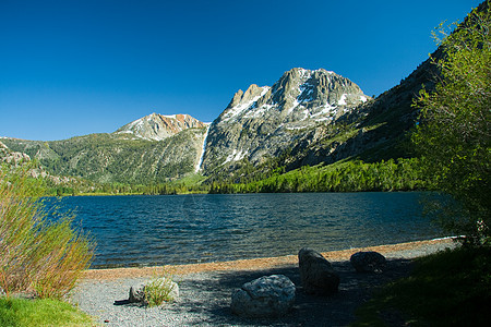 六月环湖山脉风景环形公园树木国家绿色植物图片